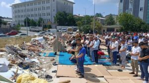 Yıktırılan mescit nedeniyle güneş altında sokakta namaz kıldılar