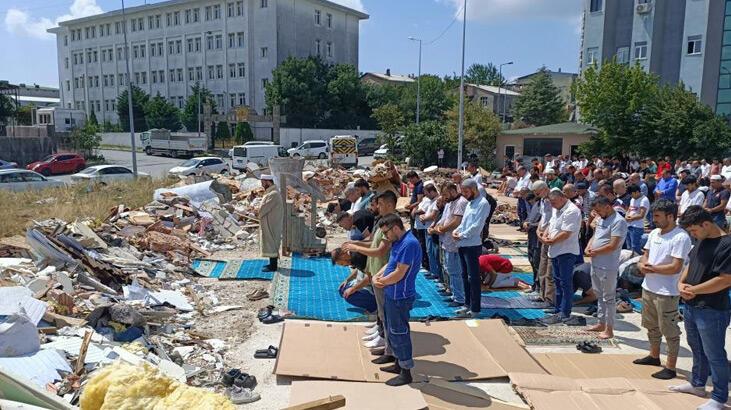 Yıktırılan mescit nedeniyle güneş altında sokakta namaz kıldılar