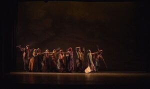 Yılmaz Güney’in aynı adlı romanından uyarlanan ‘Boynu Bükük Öldüler’ adlı oyunu sahnelendi