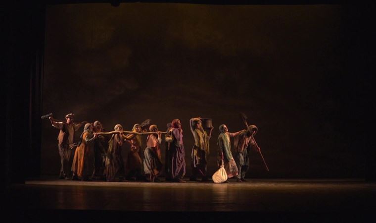 Yılmaz Güney’in aynı adlı romanından uyarlanan ‘Boynu Bükük Öldüler’ adlı oyunu sahnelendi