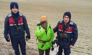 Yoğun siste kaybolan avcıyı jandarma drone ile buldu