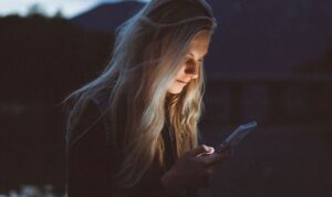 ‘Yoğun sosyal medya kullanımı yalnızlığı artırıyor’