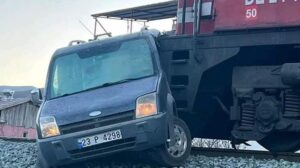 Yük treni, hemzemin geçitte hafif ticari araca çarptı
