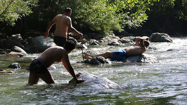 Yüksekova’da sıcaktan bunalanlar Avaşin Deresi’nde serinledi