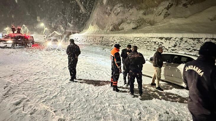 Zamanla yarış! Karda mahsur kalan vatandaşlar kurtarıldı