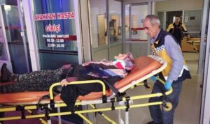 Zeytin işçilerini taşıyan minibüse TIR çarptı: 8 yaralı